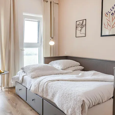 Sunny New-build Studio, Ac, Direct Tram To Center Apartment