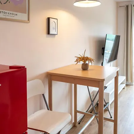 Sunny New-build Studio, Ac, Direct Tram To Center Apartment